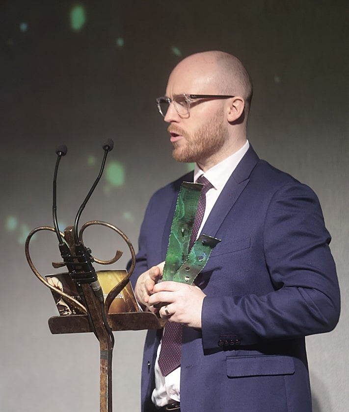 Imagen secundaria 2 - Arriba, aco Martín y Diego Barriga, de Boogaloo. Debajo, distinción para Bellota Rock por la mejor programación musical. Sobre estas líneas, Sam George.