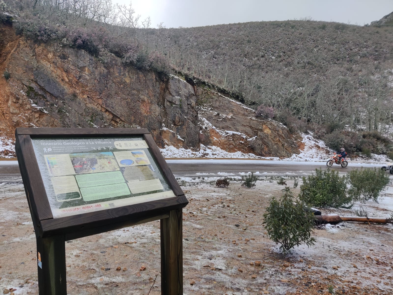 La carretera CC-437, por la que se accede al Pico Villuercas, ha sido cortada por la nieve.