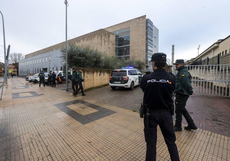 Dispositivo policial a las puertas del Palacio de Justicia este sábado por la declaración judicial del detenido.