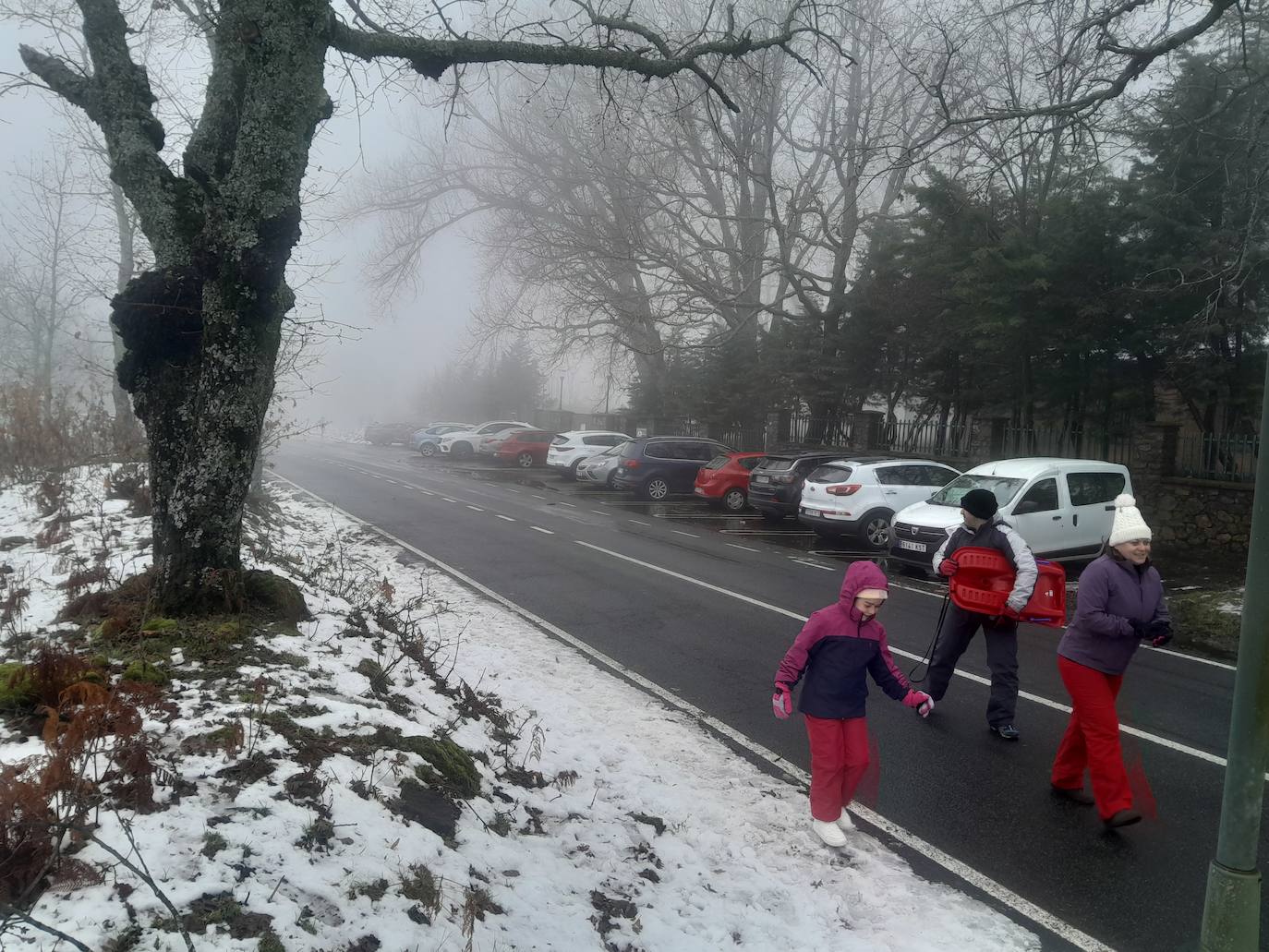 Fotos | Los extremeños aprovechan el domingo para disfrutar de la nieve