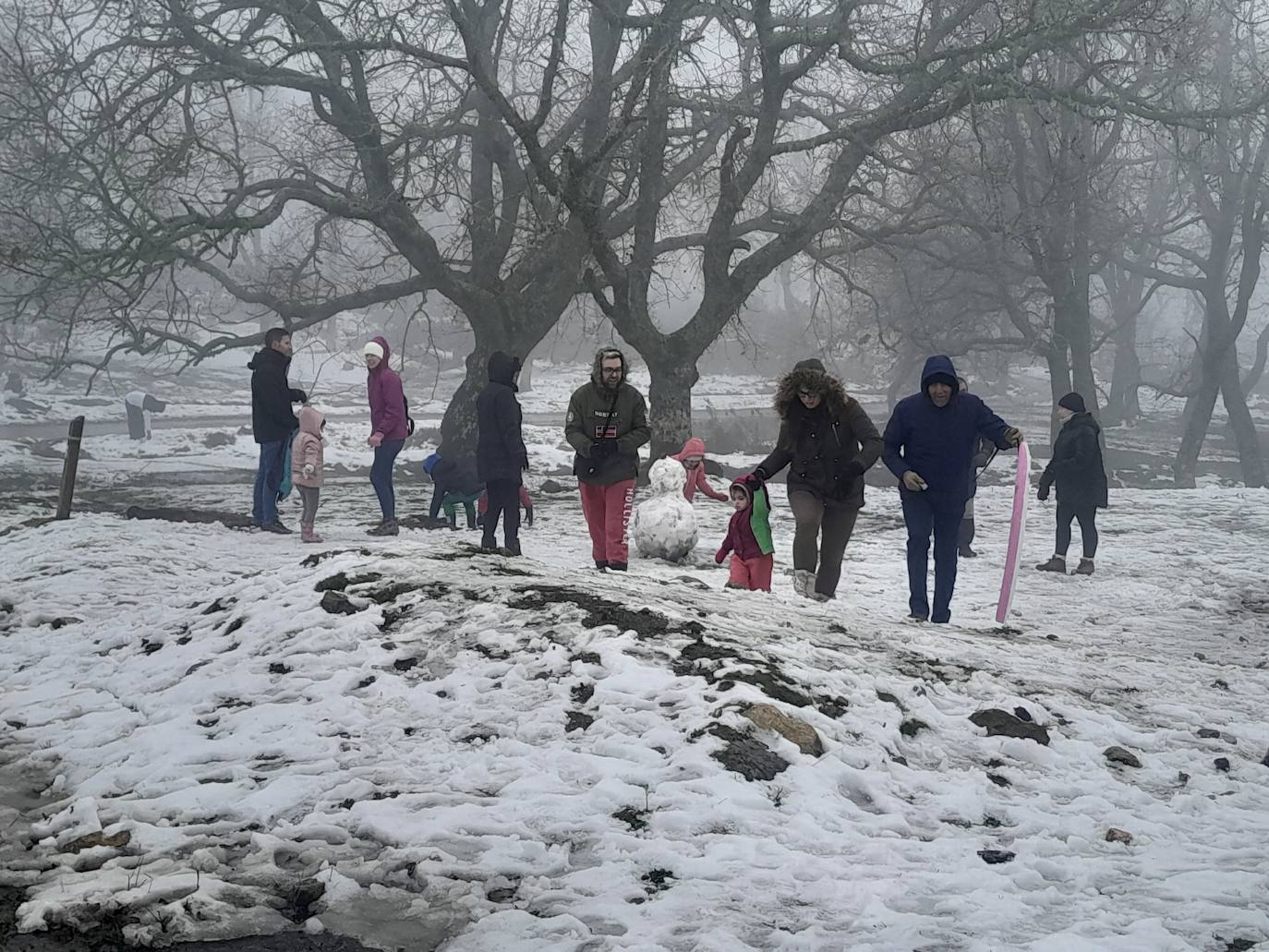 Fotos | Los extremeños aprovechan el domingo para disfrutar de la nieve