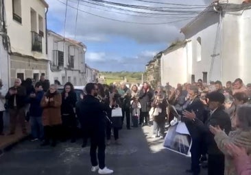 Unas 300 personas se concentran en Hinojal para rendir homenaje a Vicente Sánchez