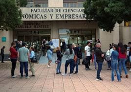 Exterior de la Facultad de Económicas en Badajoz.