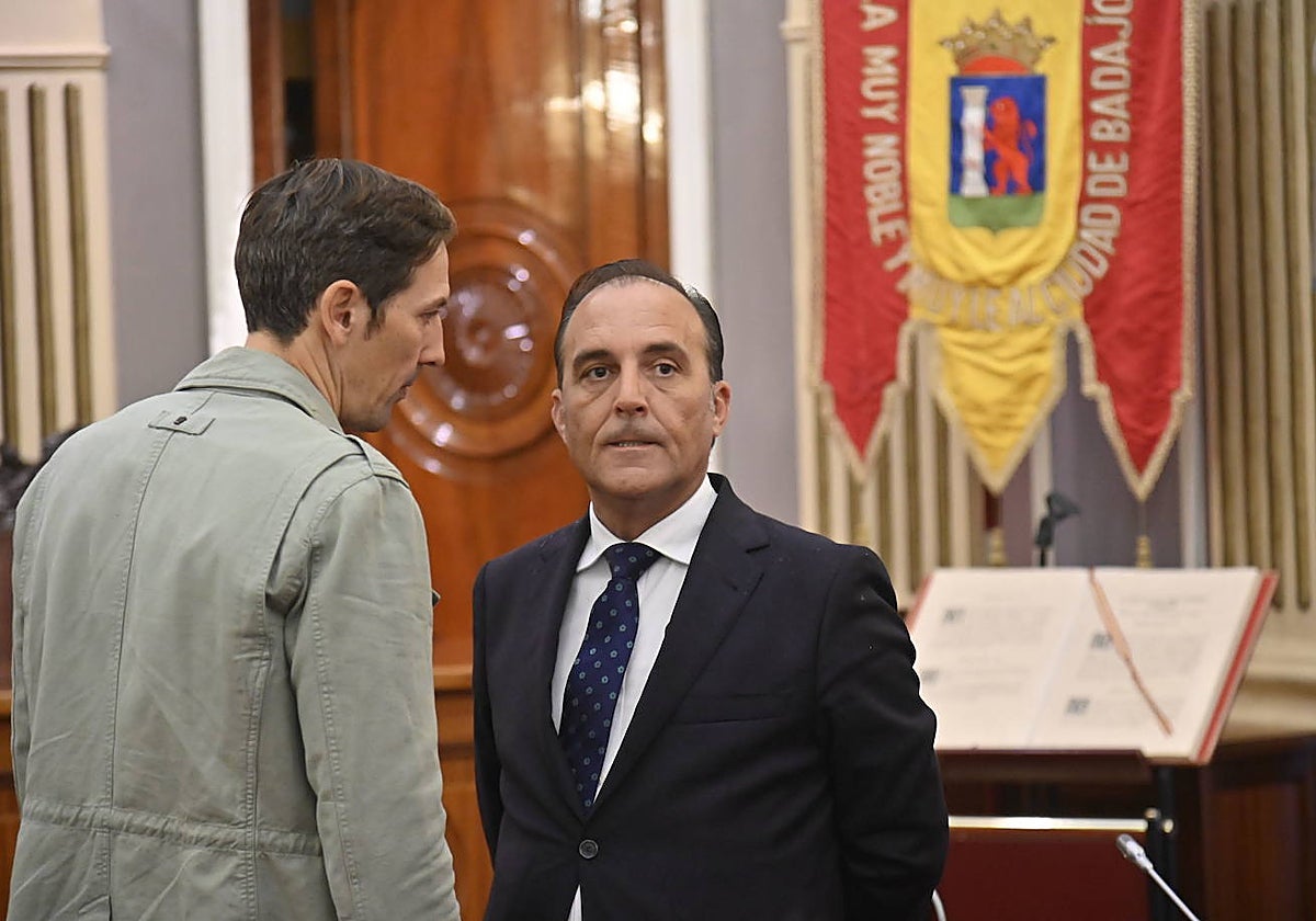 Eladio Buzo, concejal de Recursos Humanos, en un pleno del Ayuntamiento de Badajoz.