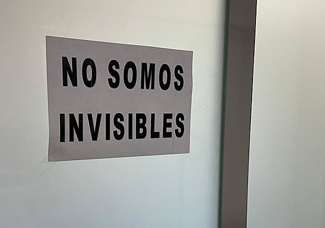 Cartel colocado a las puertas de un despacho del Ayuntamiento con el que los administrativos y auxiliares reclaman que se les tenga en cuenta.