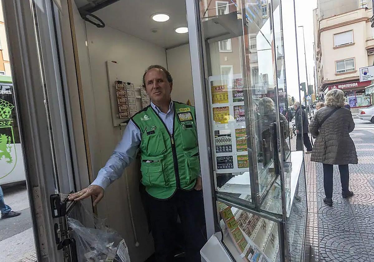 El vendedor de la ONCE Teodoro Espada en el quiosco de Antonio Hurtado.