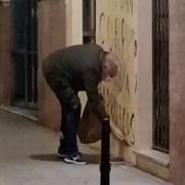 Así realizan pintadas en la fachada del PSOE en Badajoz