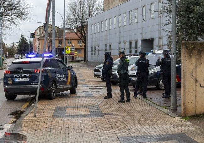 Dispositivo policial a las puertas del Palacio de Justicia este sábado por la declaración judicial del detenido.