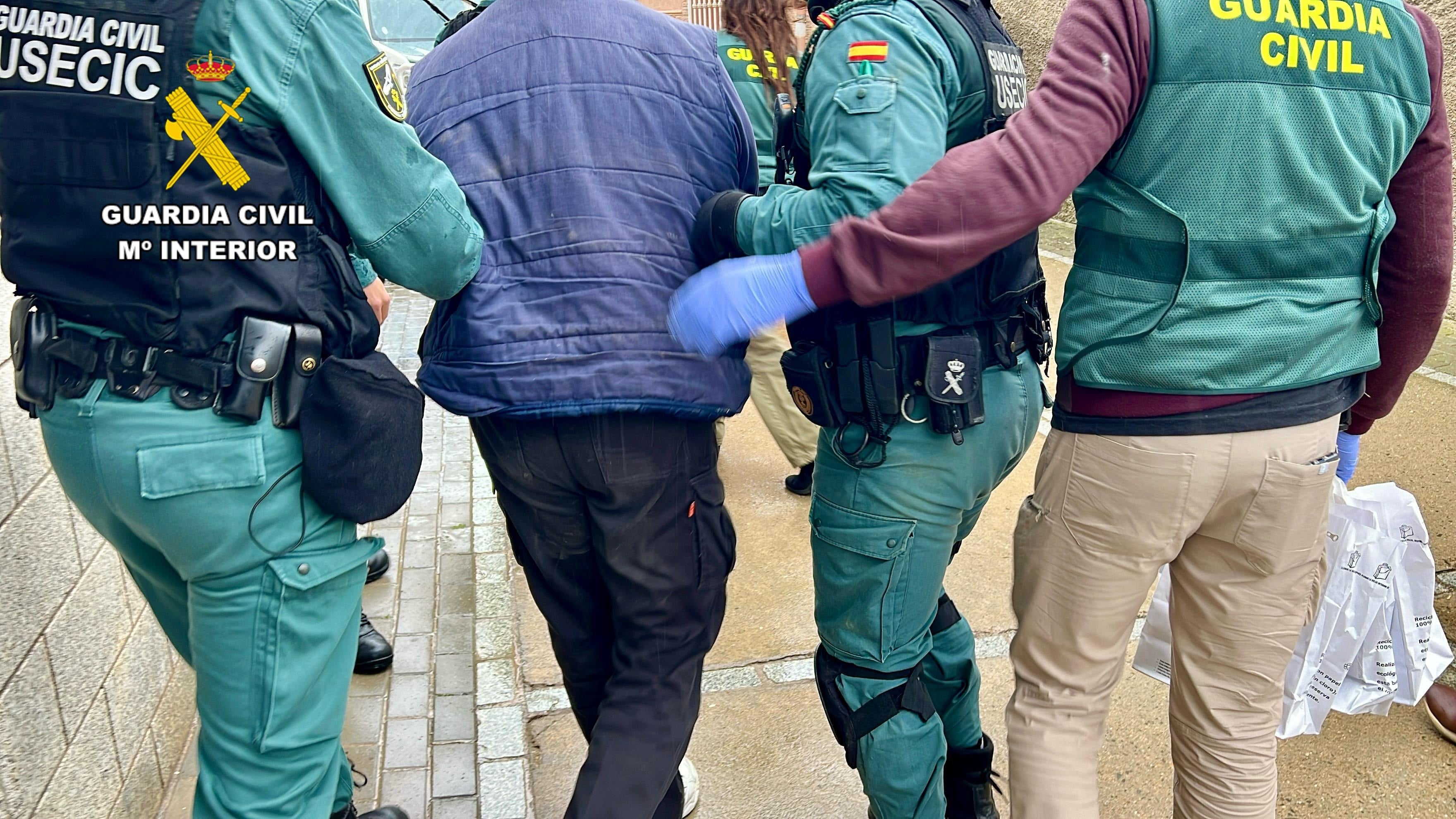 Los agentes de la Guardia Civil llevan hacia el coche al detenido, José María Lindo