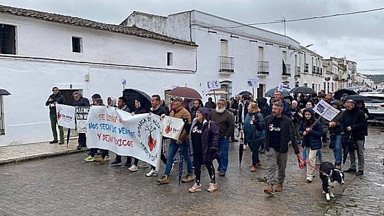 Alconchel acoge la primera manifestación multitudinaria contra la mina en Las Herrerías