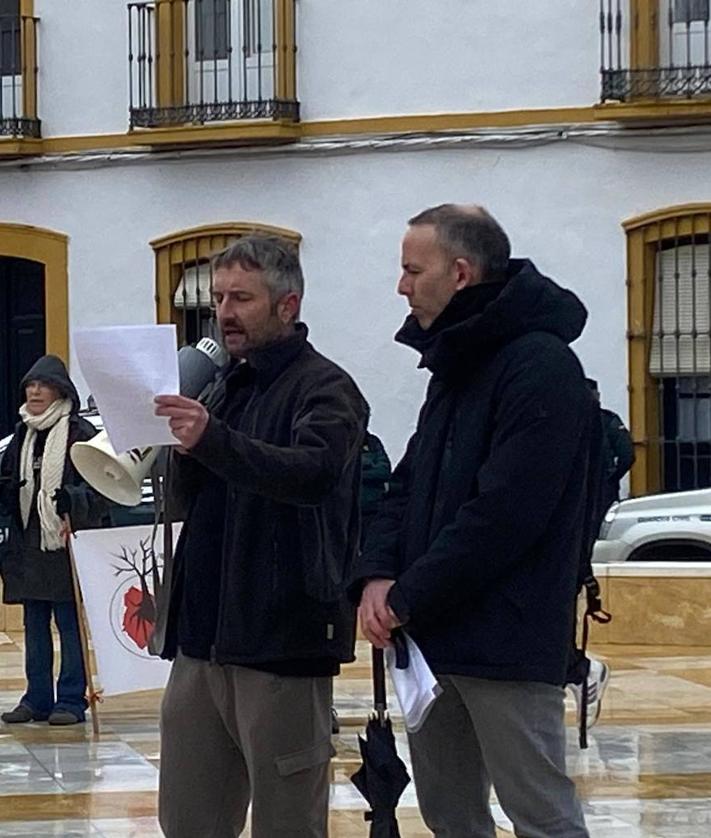Imagen secundaria 2 - Arrrba, momento de la manifestación por las calles. Abajo, lectura del manifiesto en la plaza de España.