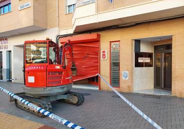 El joven que atacó la sede del PSOE en Almendralejo condujo tres kilómetros con la excavadora