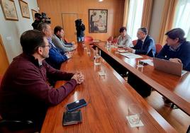 El delegado Quintana, durante la reunión con los regantes de Tierra de Barros.