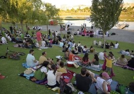 Pacenses disfrutan del parque del río en julio del año pasado.