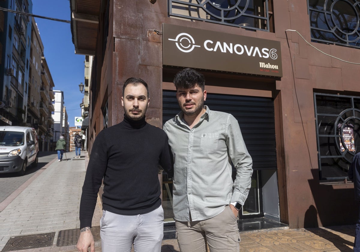 Jorge Pacheco y Martín Gutiérrez son los gerentes de Cánovas 6, que releva a la mítica cafetería Acuario.