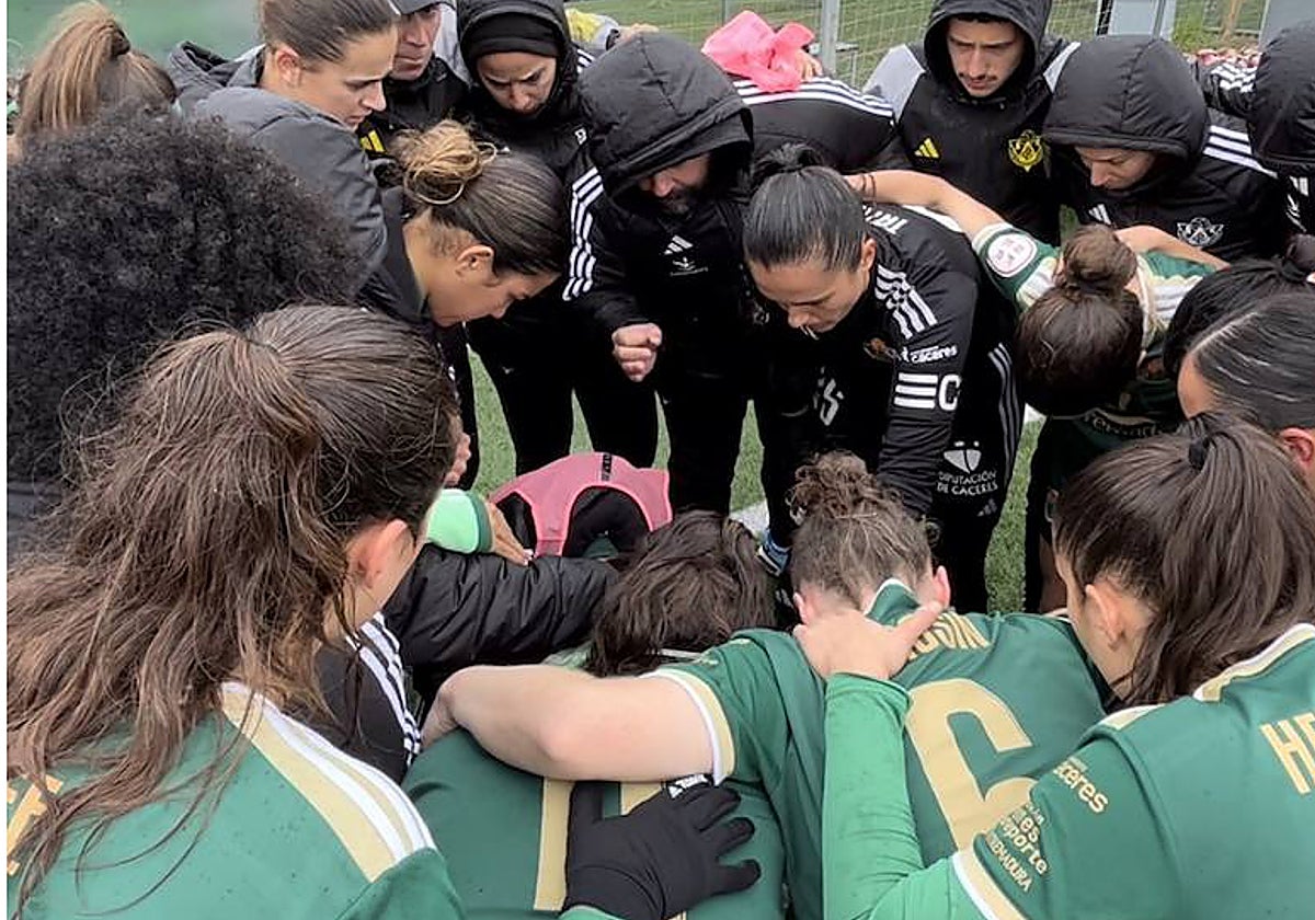 Piña de las jugadoras del Cacereño y el cuerpo técnico antes de un encuentro de este curso.