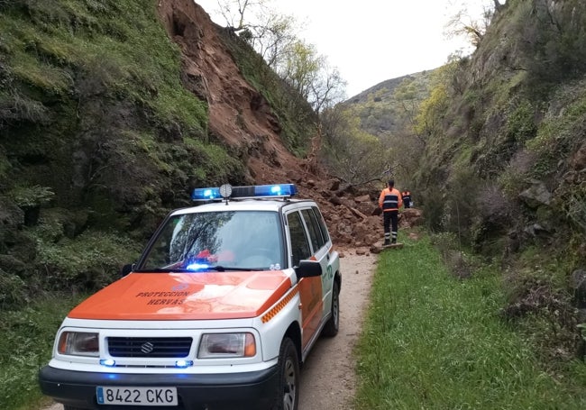 Voluntarios de Protección Civil de Hervás señalizaron la zona afectada este martes por la tarde.