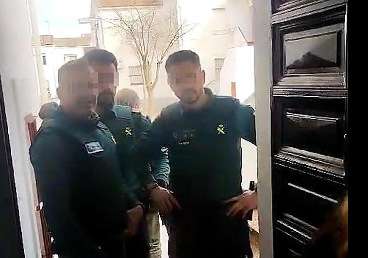 El desalojo del inmueble se llevó a cabo en la barriada de Azuaga conocida como las 52 viviendas.