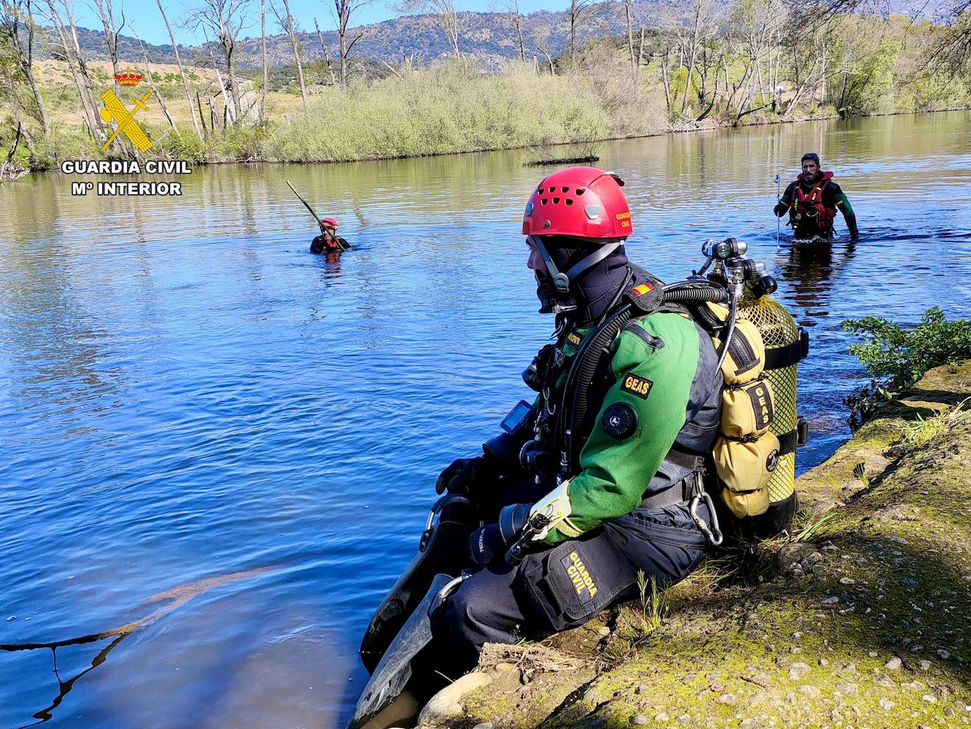 Los buzos de laGuardia Civil van a insistir este viernes en la ribera de La Chopera.