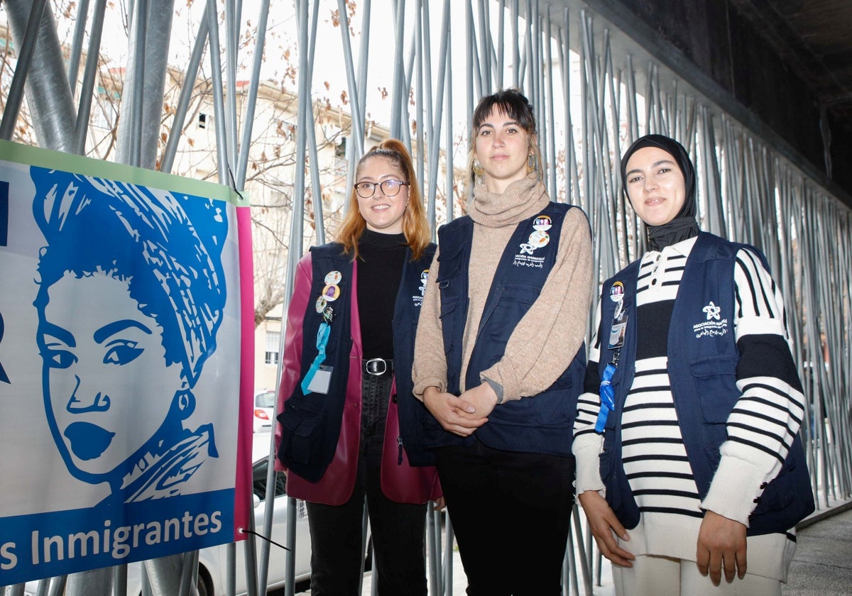 Mónica Moreno, Miriam Soto y Hajar El Bouaichi, miembros de la Asociación Marroquí.