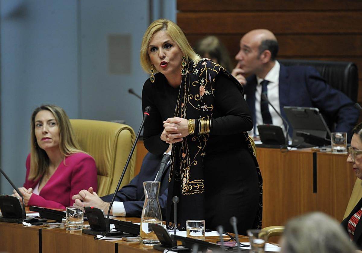 La presidenta de la Junta, María Guardiola, y la consejera de Hacienda, Elena Manzano, en la Asamblea.