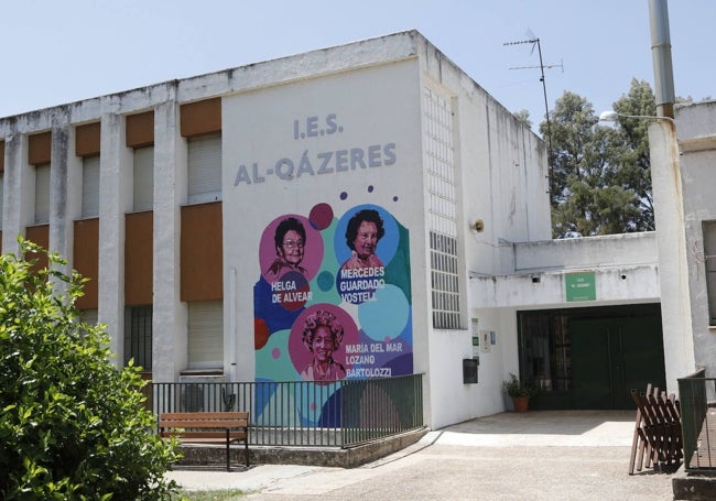 Exterior de uno de los dos edificios del IES Al-Qázeres, situado en la avenida de Cervantes .