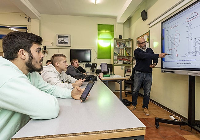 Alumnos de Electrónica, con el móvil en clase con autorización y por indicación del profesor.
