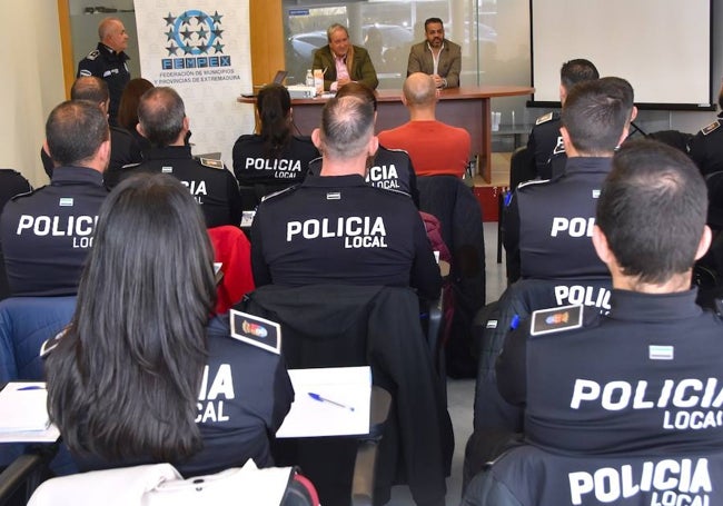 El presidente de la Fempex, Manuel J. González (derecha), en la apertura del curso esta semana en Mérida.