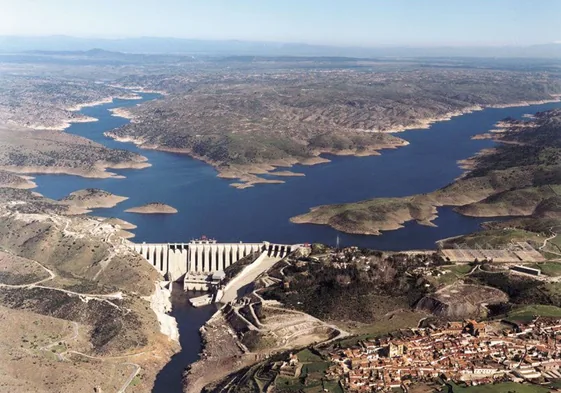 Embalse de Alcántara, el segundo más grande de España y que surte a la central hidroeléctrica.