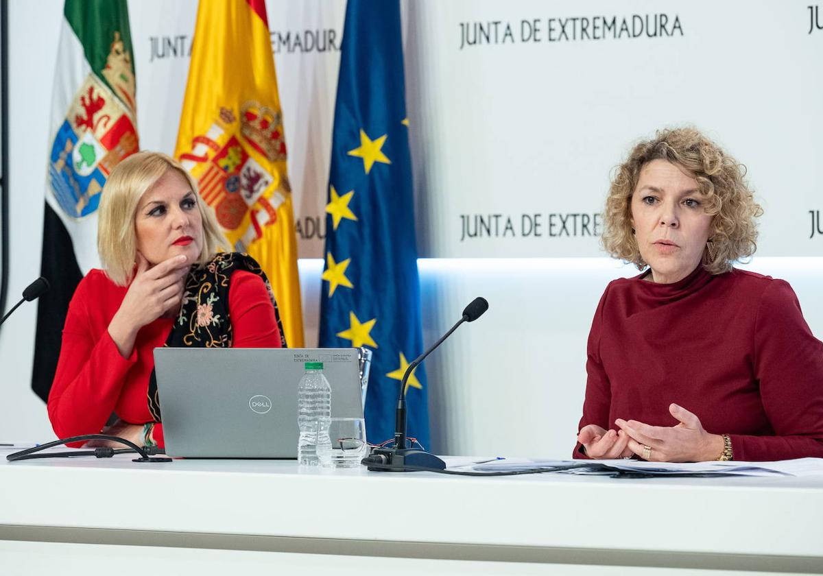 La consejera de Hacienda, Elena Manzano, y la directora general de Fondos Europeos, Rosa Ramos.