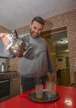 Imagen - Té y dátiles. Un musulmán ofrece té en la mezquita de Badajoz.