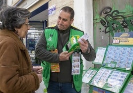 Pedro Paredes vende un cupón a una clienta en Mérida.