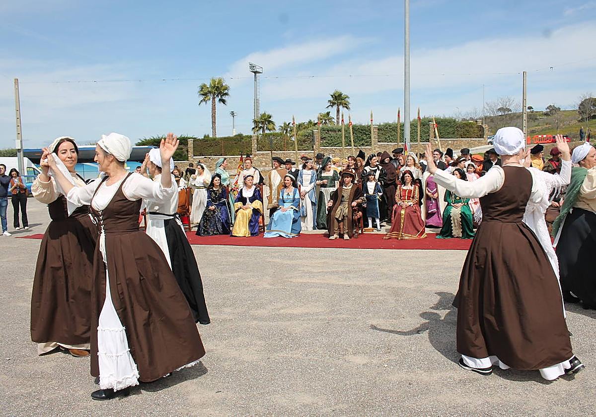Imagen principal - Danzas, una espada, comida, cerveza o juegos populares fueron algunas de las ofrendas que recibió el monarca. El actor Carlos Iglesias ha sido el encargado de protagonizar el 'III Tiro del Espiche'.