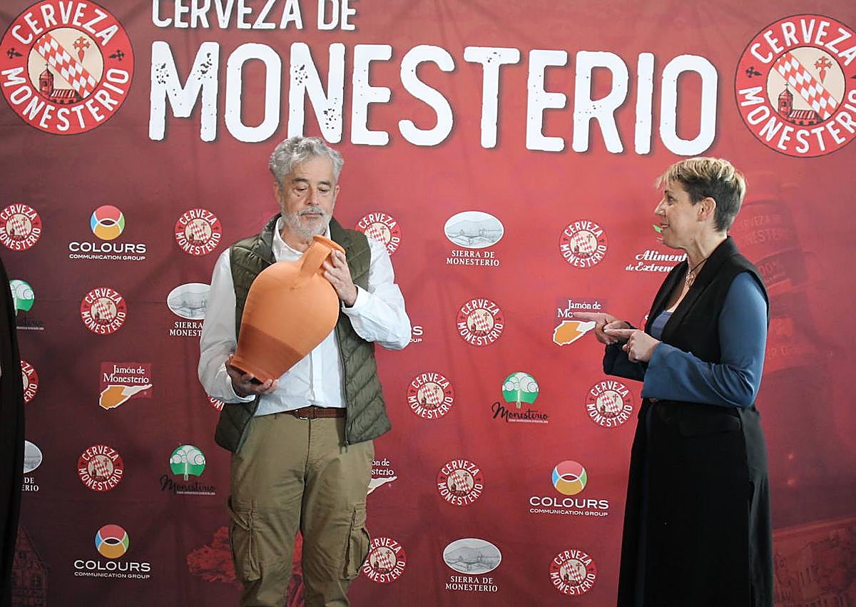 Imagen secundaria 1 - Danzas, una espada, comida, cerveza o juegos populares fueron algunas de las ofrendas que recibió el monarca. El actor Carlos Iglesias ha sido el encargado de protagonizar el 'III Tiro del Espiche'.