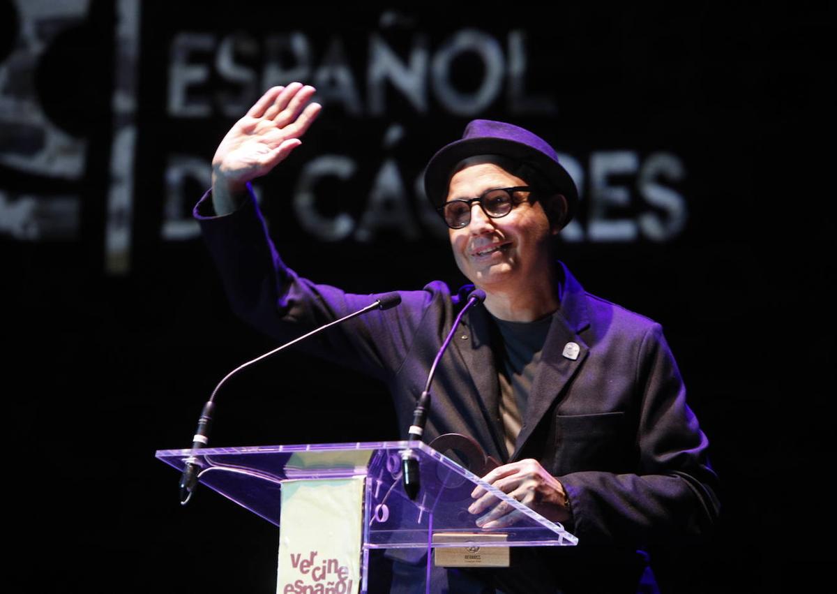 Imagen secundaria 1 - Lola Dueñas, Pablo Berger y Estíbaliz Urresola, tres de los galardonados. 