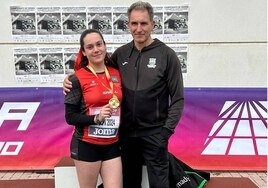 Paula Carreira posa con el oro junto a su entrenador Antonio Fuentes.