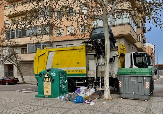 El servicio de limpieza y recogida de residuos se reforzará en el centro. En la imagen, un camión de Valoriza.
