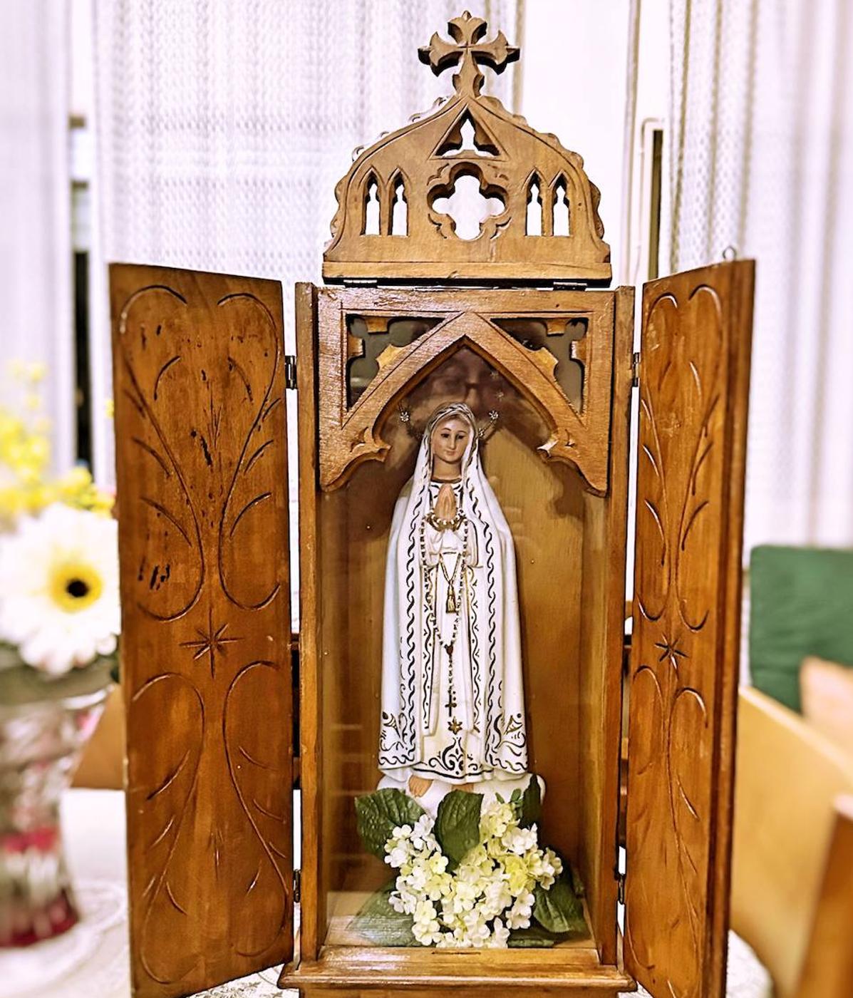 Capilla de madera de la Virgen en un domicilio cacereño.