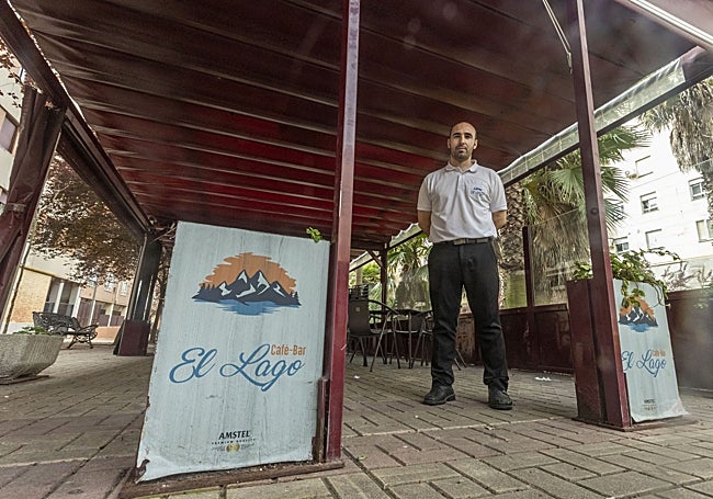 Javier Cortés, en la parte techada de su terraza.
