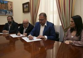 Firma del convenio entre Uceta y el Ayuntamiento de Mérida.