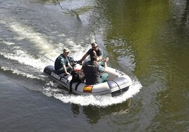 El bote de la Guardia Civil, con el perro especializado en rastreo subacuático.