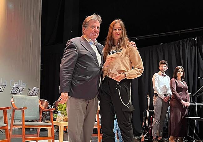 Landero junto a una de las ganadoras de la pasada edición