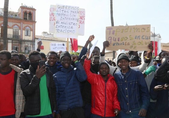 Grupo de jóvenes migrantes que han estado esta mañana protestando en la Plaza de España