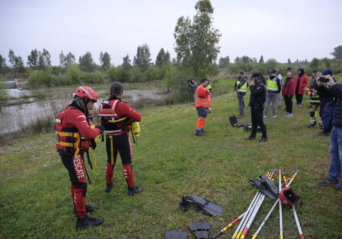 Imagen principal - Una zódiac de los bomberos se suma a la búsqueda de José María en el Guadiana