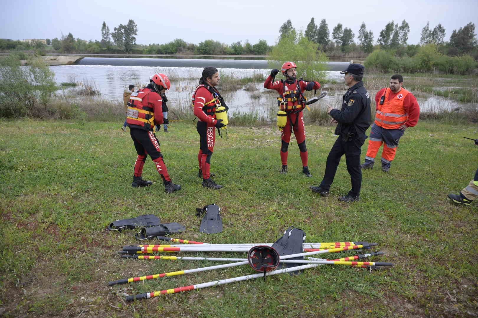 Así se busca en el Guadiana al menor de 13 años desaparecido en Badajoz