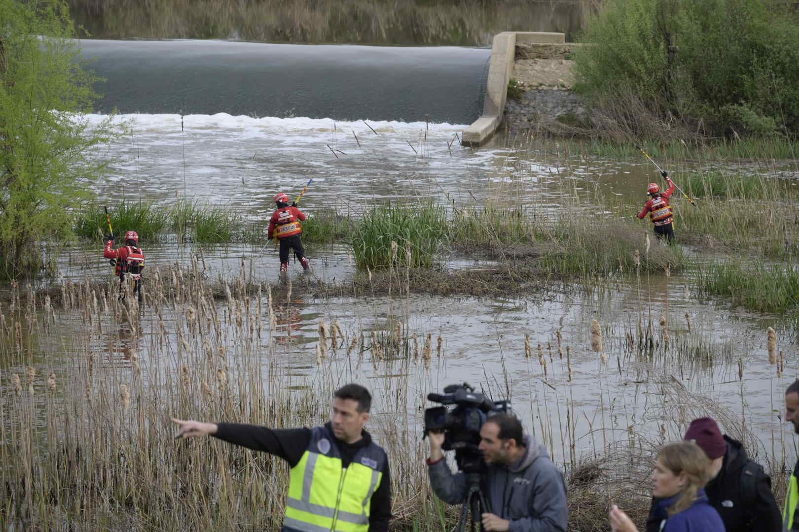 Así se busca en el Guadiana al menor de 13 años desaparecido en Badajoz