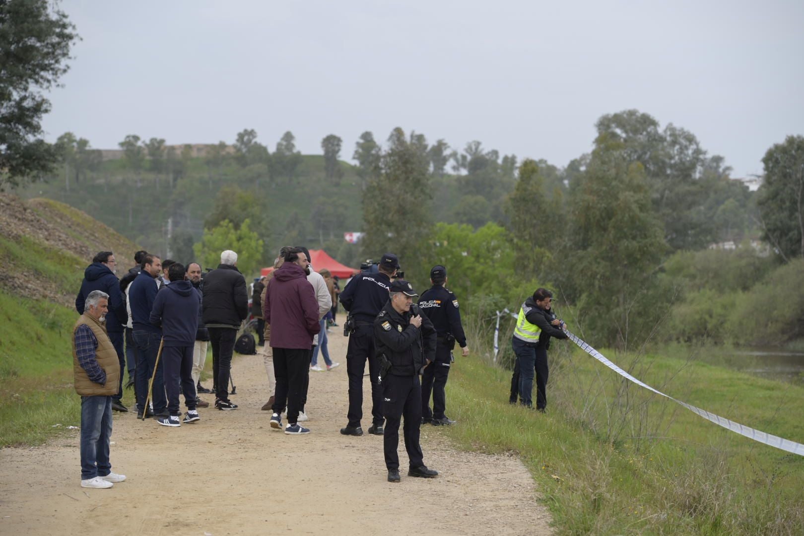 Así se busca en el Guadiana al menor de 13 años desaparecido en Badajoz