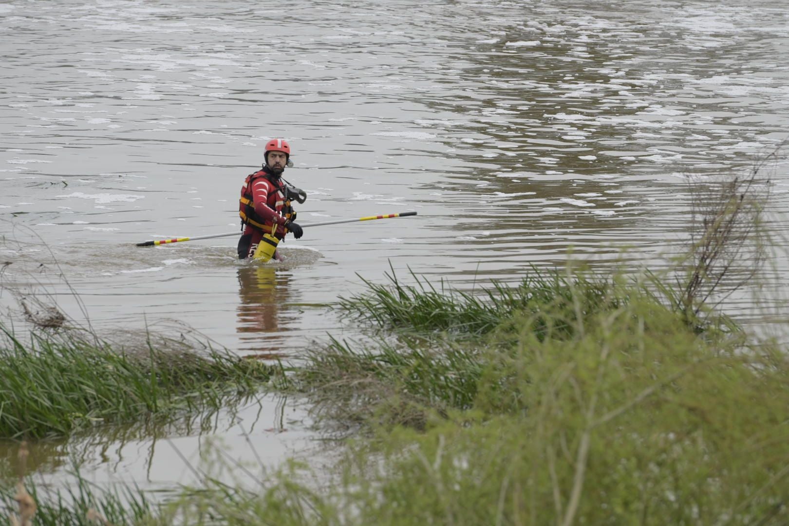 Así se busca en el Guadiana al menor de 13 años desaparecido en Badajoz