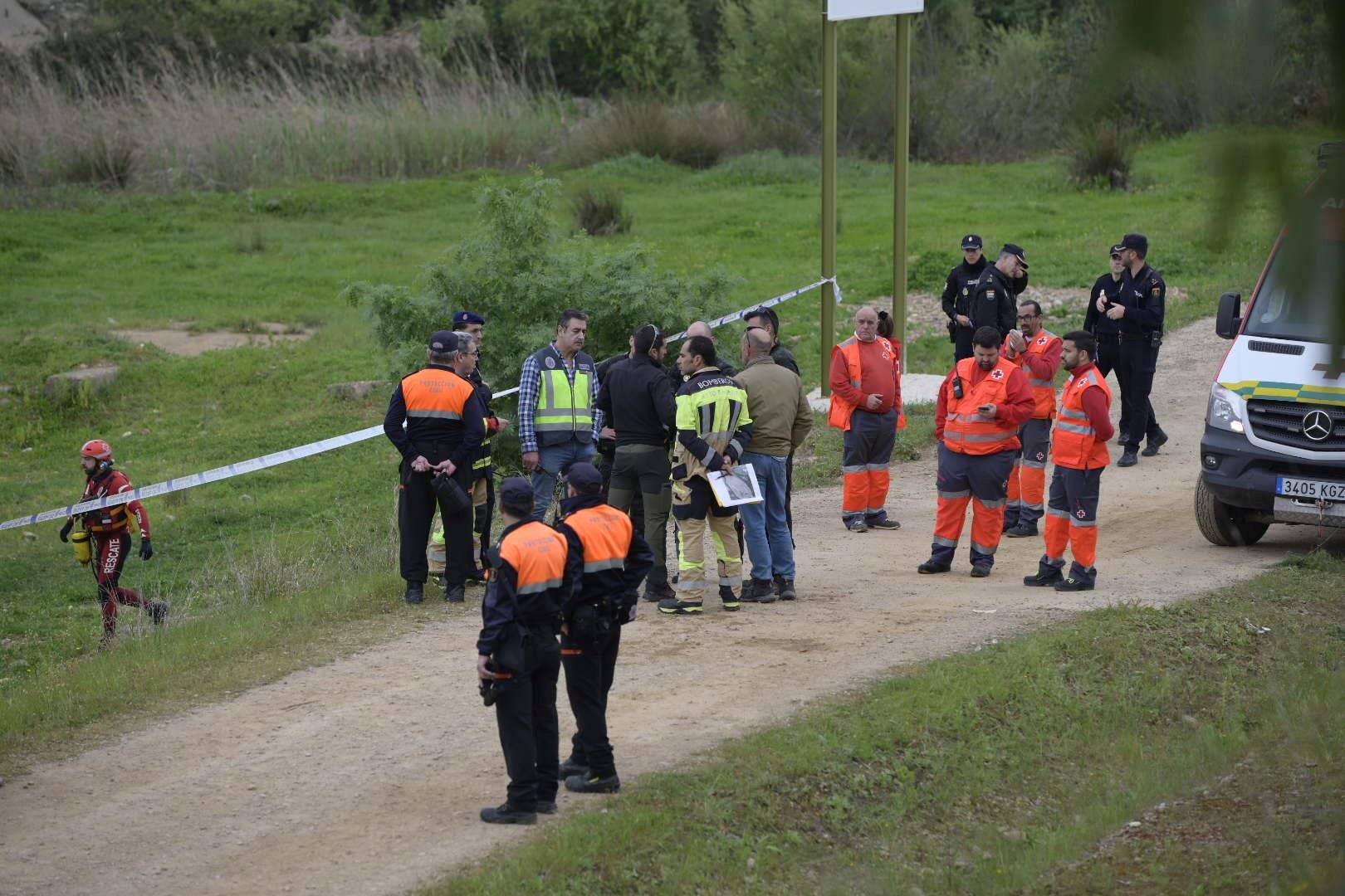 Así se busca en el Guadiana al menor de 13 años desaparecido en Badajoz