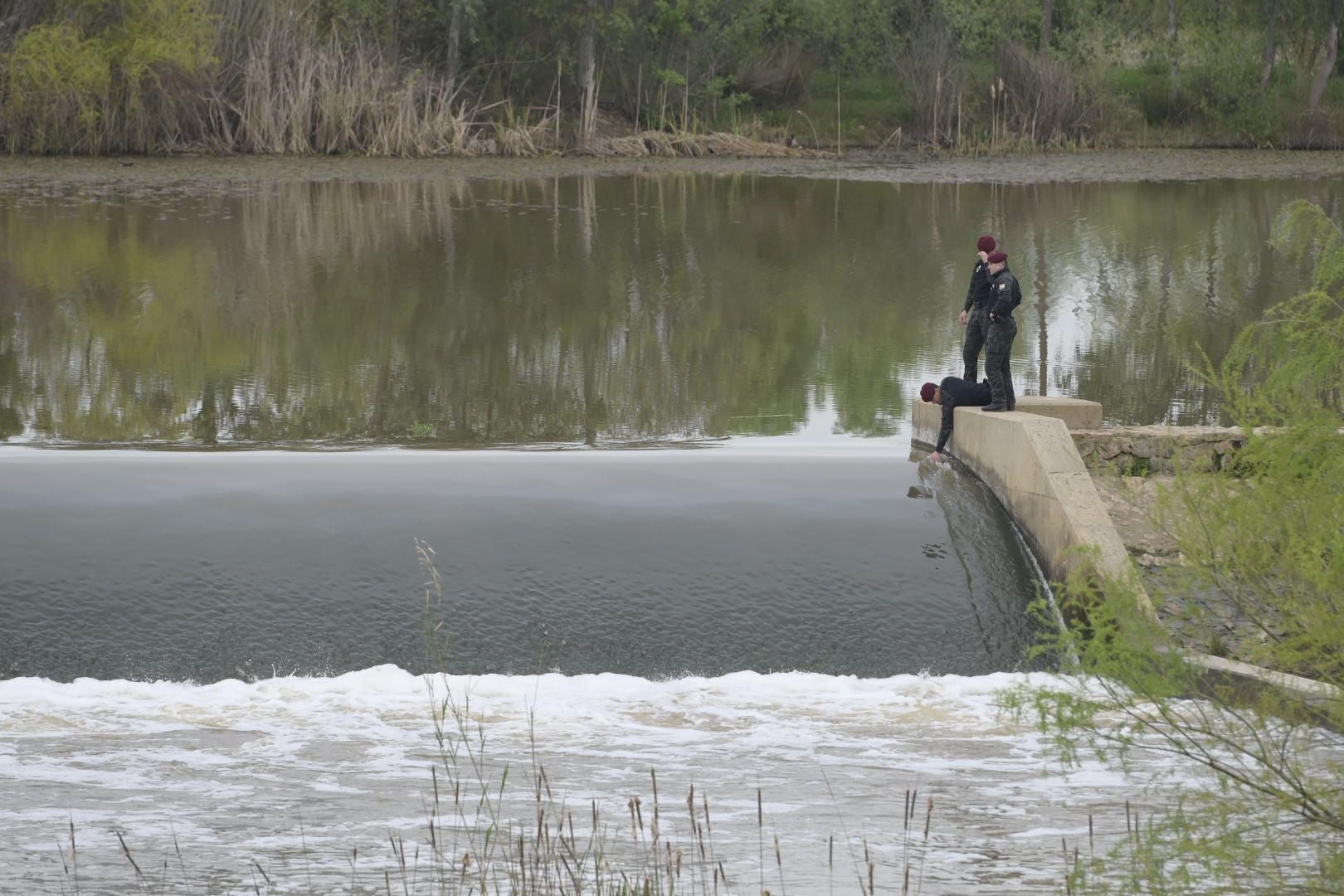 Así se busca en el Guadiana al menor de 13 años desaparecido en Badajoz